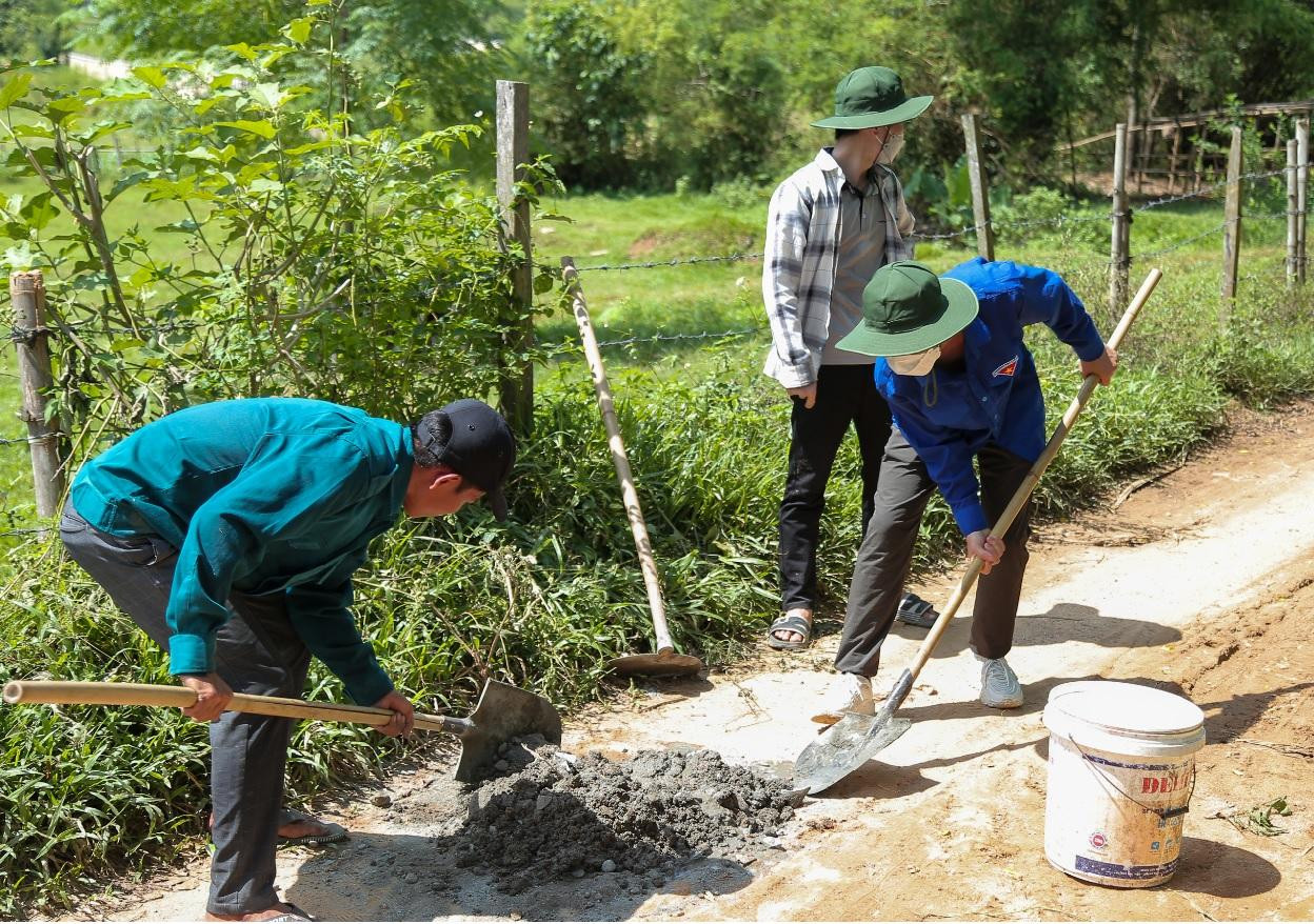 Sửa đường giúp người dân Sửa đường giúp người dân