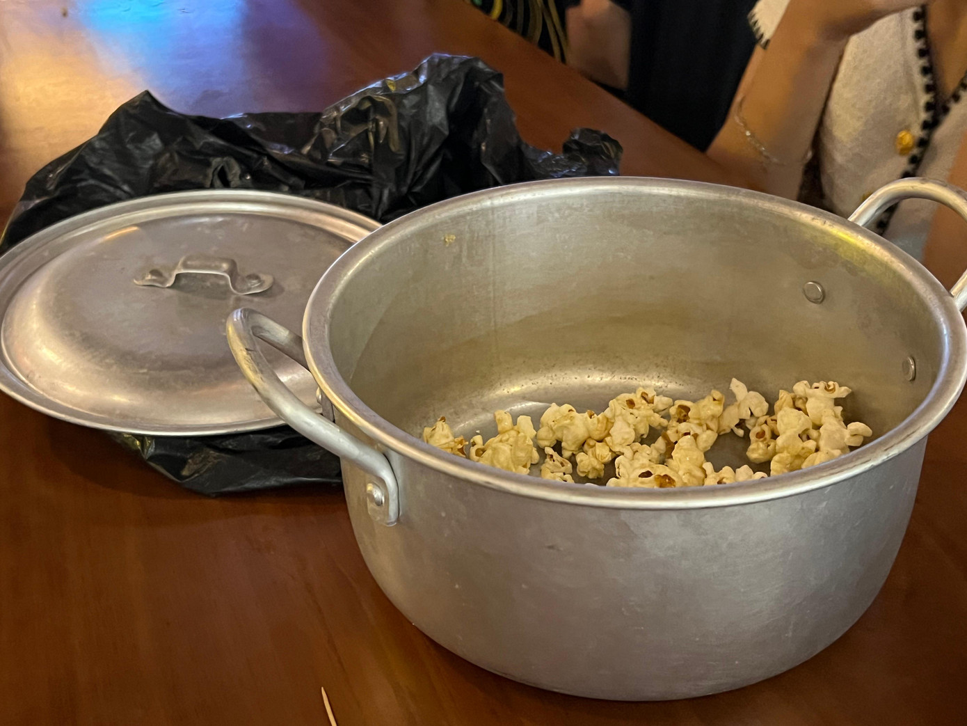 Nồi nhôm sâu 20cm được bạn trẻ dùng để đựng bỏng ngô.