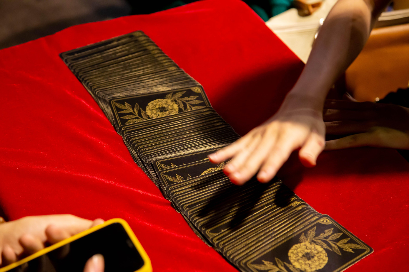 Bói toán bài Tarot khá phổ biến ở các nước phương Tây, thời gian gần đây cũng bắt đầu được nhiều người biết đến tại Việt Nam. Đây là hoạt động không thể thiếu trong lễ hội hóa trang Halloween.