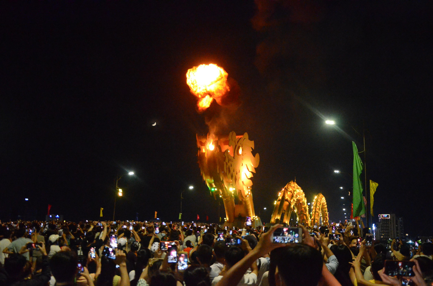 Xung quanh cầu Rồng có hàng ngàn người vây quanh.