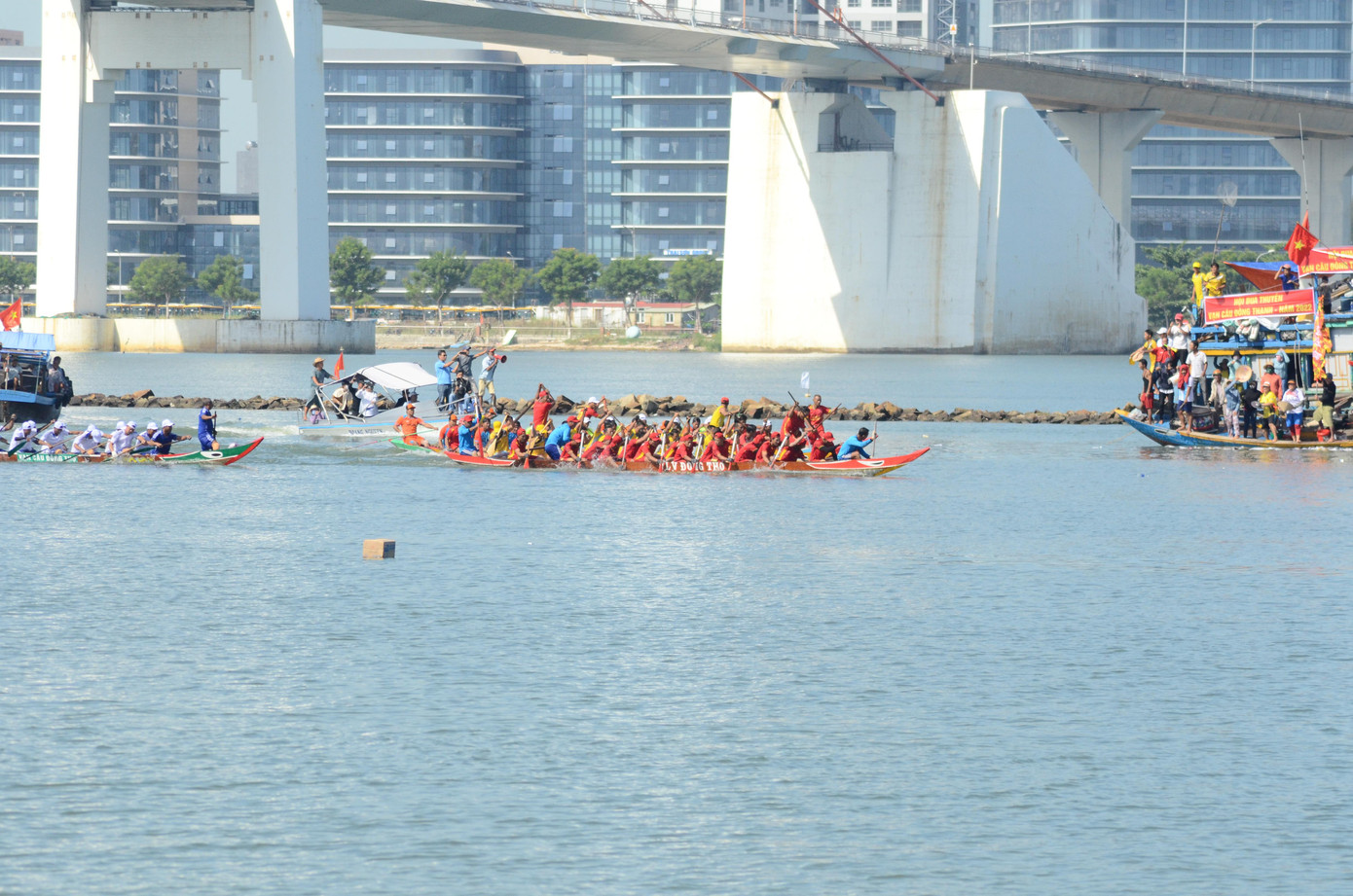 Giải đua thuyền phường Nại Hiên Đông được tổ chức nhằm chào mừng kỷ niệm 77 năm ngày Cách mạng tháng Tám và Quốc Khánh nước Cộng hòa XHCN Việt Nam (2/9). Buổi lễ có 2 giải: Giải giao hữu và giải chính thức, với 5 đội thi. Trong ảnh: Sau tiếng hiệu, các đội đua nhanh chóng chèo vượt mặt đối thủ. Ảnh: Thái Lâm
