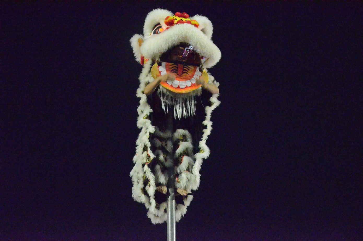 Theo ghi nhận của PV tối 8/9 (13/08 âm lịch), hàng nghìn người dân và du khách tập trung tại nhiều nơi như quảng trường 2/9 (quận Hải Châu), đường Vân Đồn (quận Sơn Trà), góc đường Nguyễn Văn Linh... để xem các đội lân trình diễn Theo ghi nhận của PV tối 8/9 (13/08 âm lịch), hàng nghìn người dân và du khách tập trung tại nhiều nơi như quảng trường 2/9 (quận Hải Châu), đường Vân Đồn (quận Sơn Trà), góc đường Nguyễn Văn Linh... để xem các đội lân trình diễn