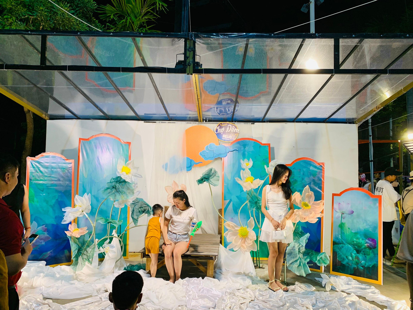 Đến với chợ đêm Helio, du khách sẽ được check-in với nhiều tiểu cảnh đẹp, tùy theo sự kiện và thời điểm.