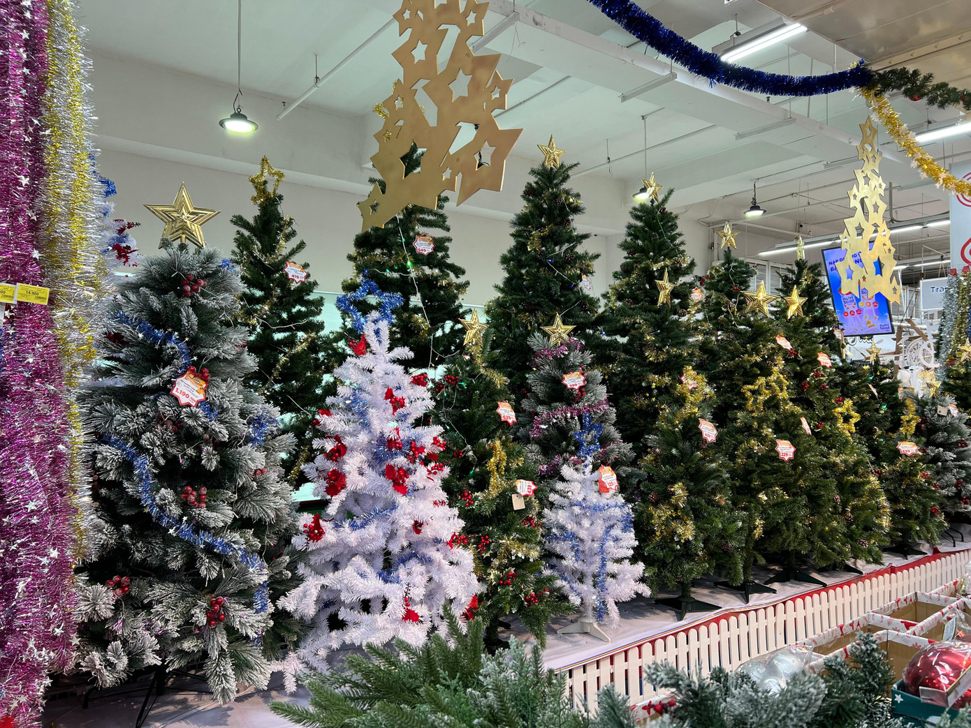 Nhiều gian hàng nổi bật với những đồ trang trí Noel như cây thông, quả treo lấp lánh, ruy băng đủ màu...