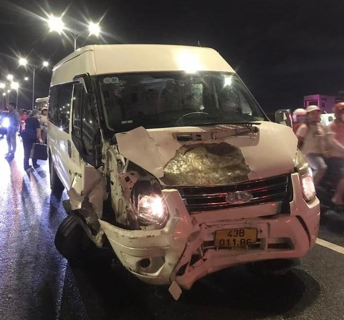 Hiện trường chiếc xe 16 chỗ gây tai nạn hàng loạt, cầu vượt ngã ba Huế ùn ứ gần 1 giờ. Ảnh: NDCC.