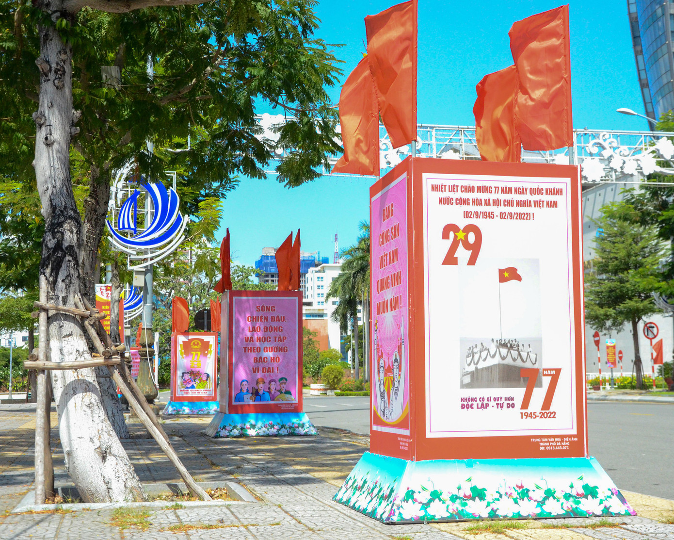 Các tuyến phố gần Trung tâm hành chính thành phố Đà Nẵng được dựng các pano cỡ lớn.