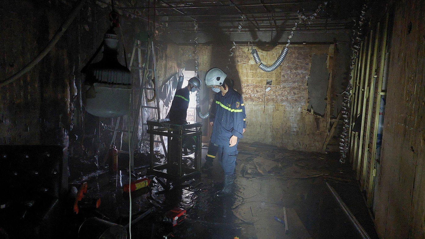 Hậu quả sau đám cháy, nhiều thiết bị bên trong phòng hát của karaoke AVIV bị thiêu rụi. Hậu quả sau đám cháy, nhiều thiết bị bên trong phòng hát của karaoke AVIV bị thiêu rụi.