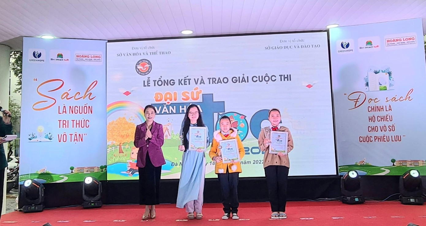 BTC trao giải cho 3 học sinh đạt danh hiệu "Đại sứ đọc văn hóa Đà Nẵng 2022". BTC trao giải cho 3 học sinh đạt danh hiệu "Đại sứ đọc văn hóa Đà Nẵng 2022".