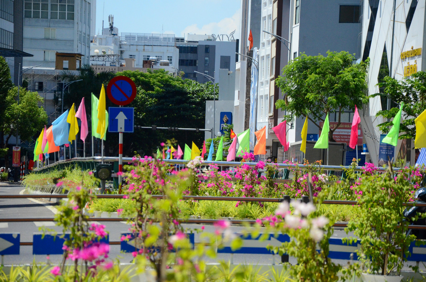 Cờ, phướn được trang trí dọc cầu vượt Lê Duẩn.