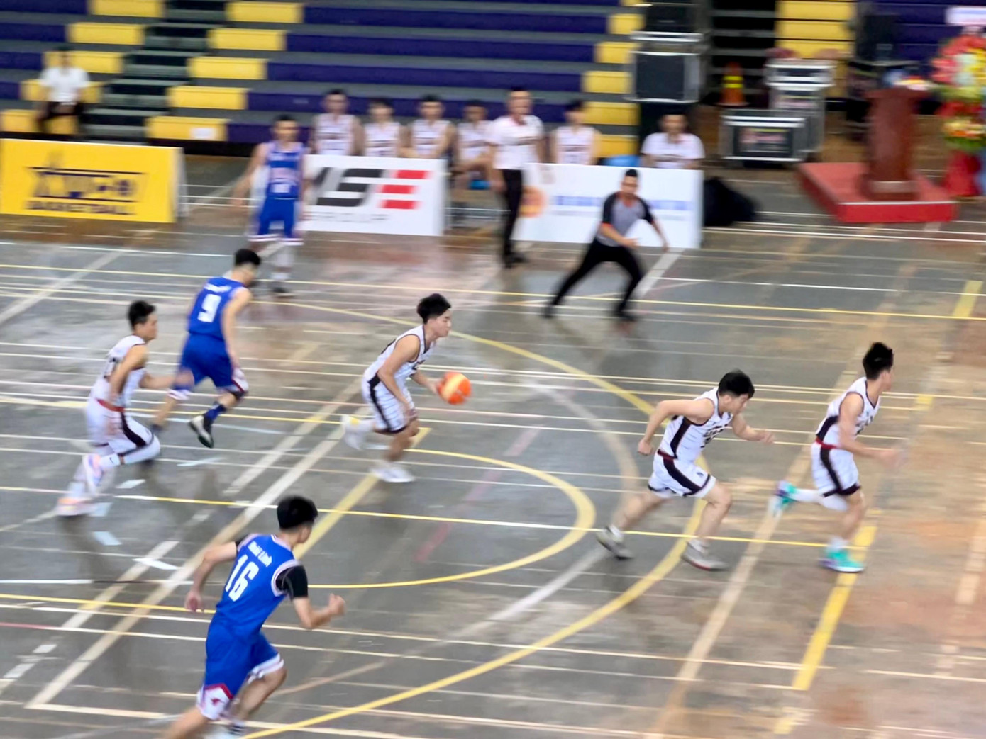 Trận đấu kịch tính giữa đội ĐH Đà Nẵng và ĐH Vinh. Ảnh: Thái Lâm. Trận đấu kịch tính giữa đội ĐH Đà Nẵng và ĐH Vinh. Ảnh: Thái Lâm.