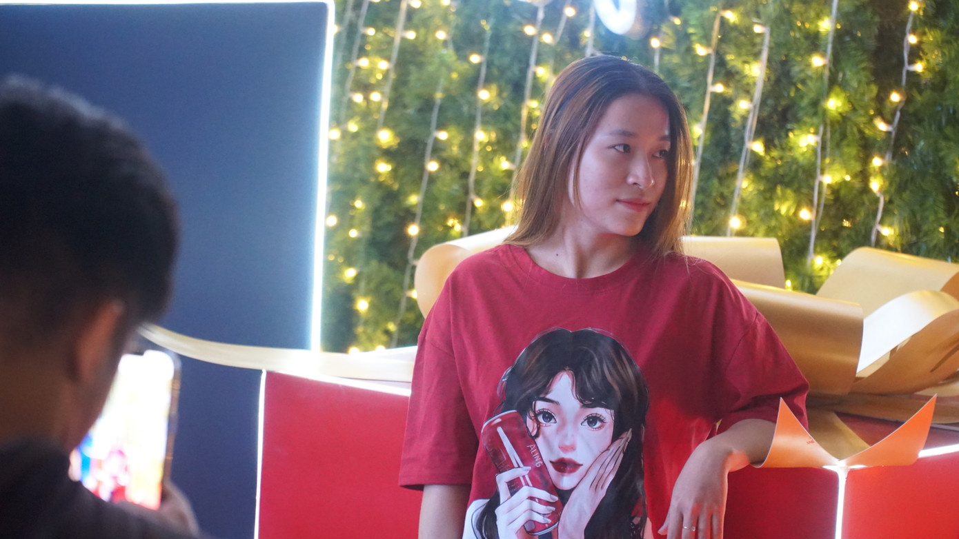 Nhiều bạn trẻ thích thú tạo dáng chụp ảnh dưới cây thông Noel. Nhiều bạn trẻ thích thú tạo dáng chụp ảnh dưới cây thông Noel.