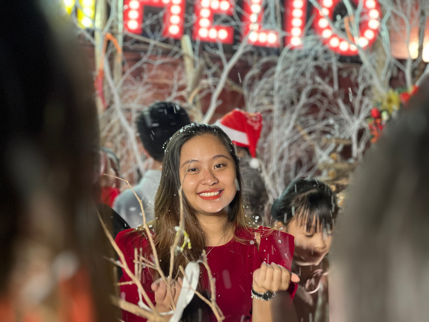 Bạn Nguyễn Mỹ Linh (trú quận Hải Châu) chia sẻ, thời tiết năm nay chiều lòng người, vậy nên mình mới có cơ hội diện chiếc váy xinh nhất, hợp màu check-in mùa Noel này. Bạn Nguyễn Mỹ Linh (trú quận Hải Châu) chia sẻ, thời tiết năm nay chiều lòng người, vậy nên mình mới có cơ hội diện chiếc váy xinh nhất, hợp màu check-in mùa Noel này.