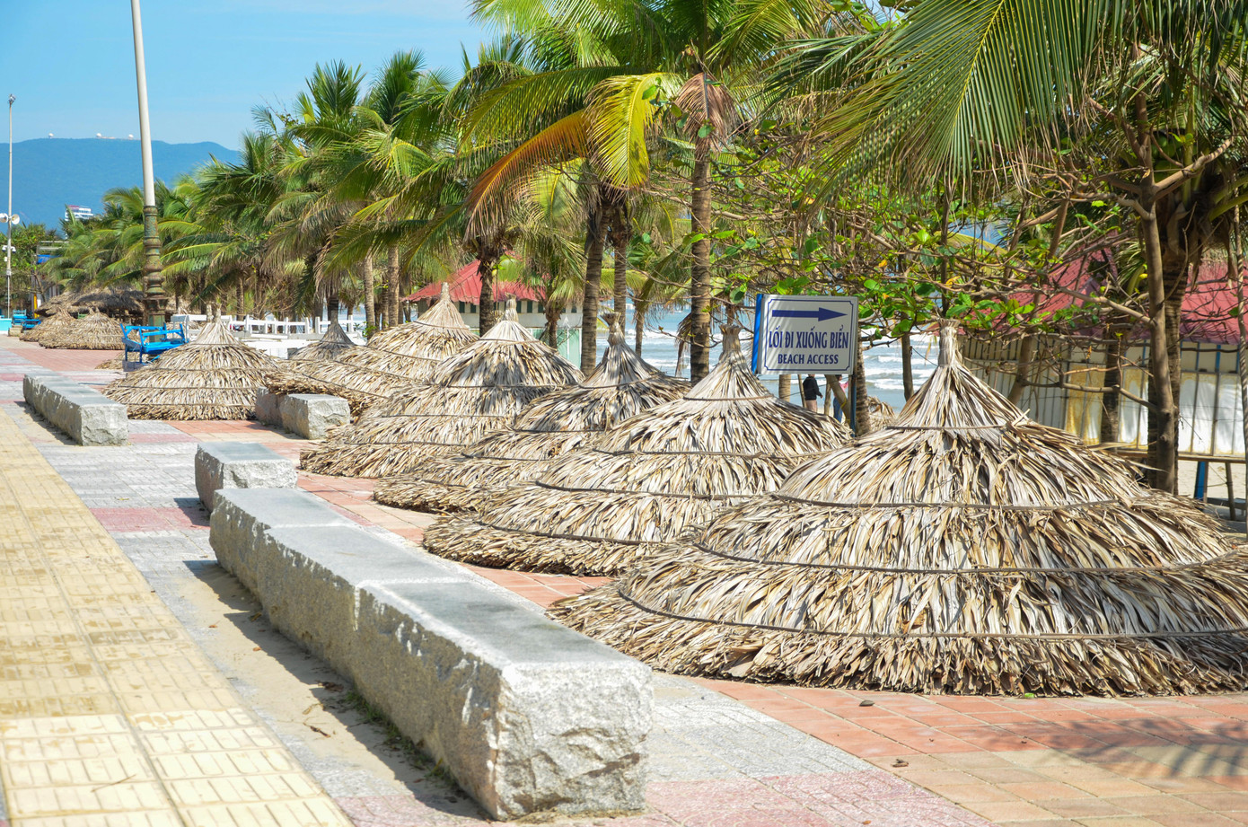 Các mái lá được hạ trước trận mưa lịch sử hôm 14/10 vẫn nằm yên trên vỉa hè. Ảnh: Thái Lâm.