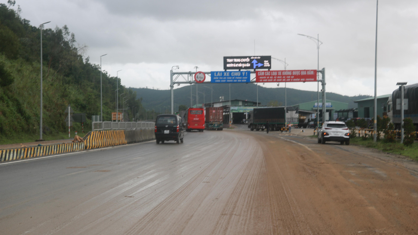 Các phương tiện lưu thông được hướng dẫn điều tiết di chuyển theo làn đường dẫn lên hầm số 2. Hiện khu vực miệng hầm Hải Vân số 1 vẫn đang bị đất đá bồi lấp.