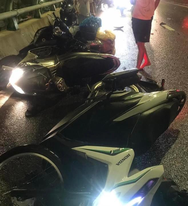 Tại hiện trường, hàng loạt xe máy xe nằm la liệt, nhiều chủ phương tiện bị thương nặng. Ảnh: NDCC.