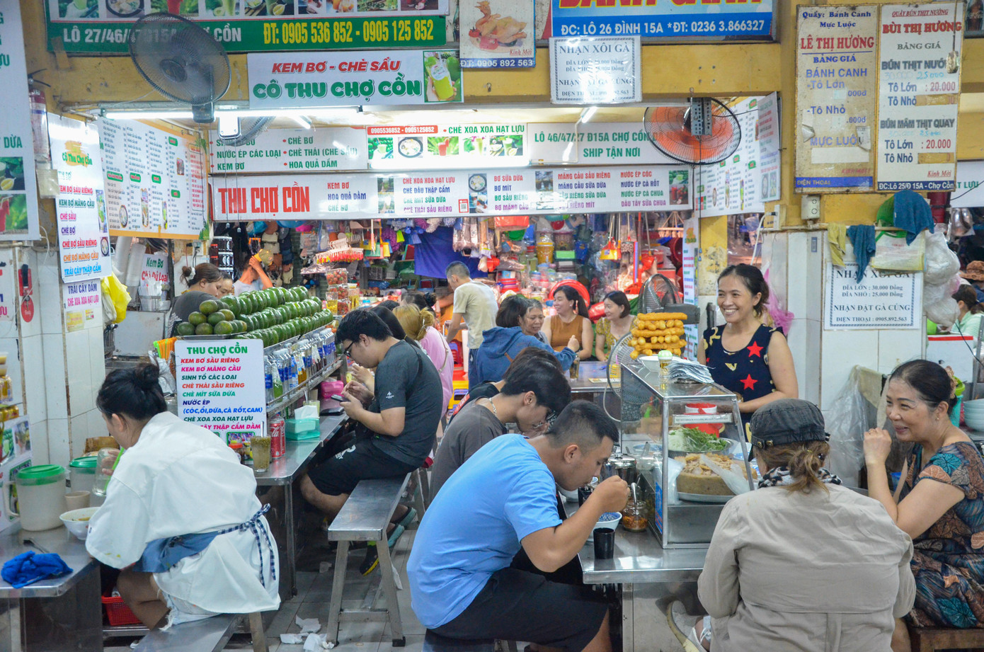 Cô Thu, một tiểu thương bán chè ở chợ Cồn, cho biết, chiều nay, lượng khách du lịch ra vào liên tục khiến cô trở tay không kịp nên phải gọi thêm người ra hỗ trợ.