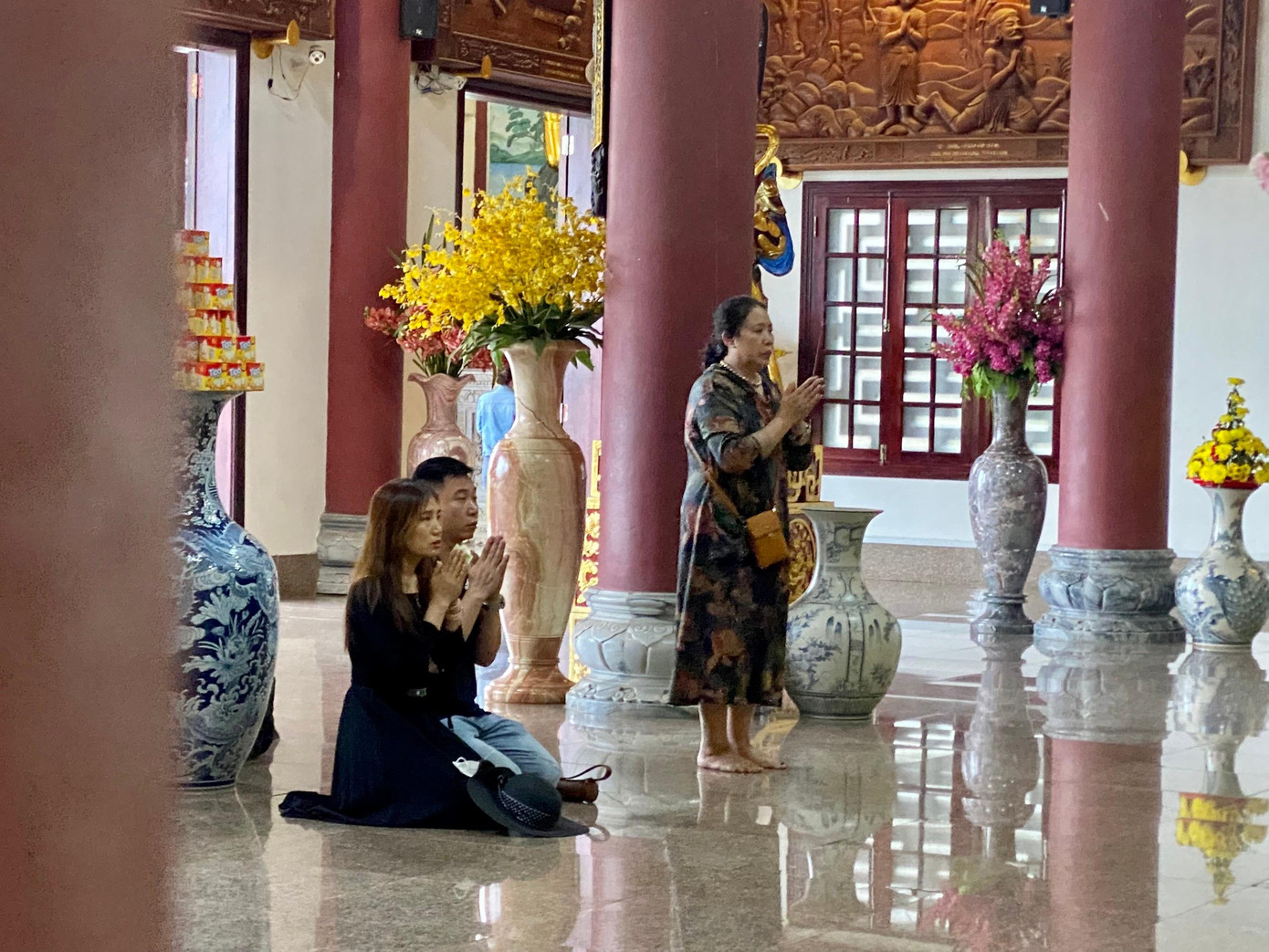 Du khách tới chùa tham quan, cầu bình an. Ảnh: Thái Lâm