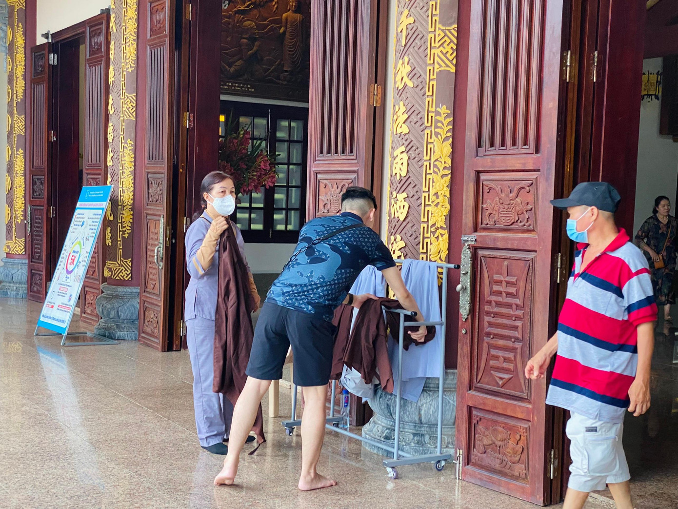 Đối với du khách khi tham quan mang quần lửng hoặc váy sẽ được sắp xếp thay trang phục. Ảnh: Thái Lâm