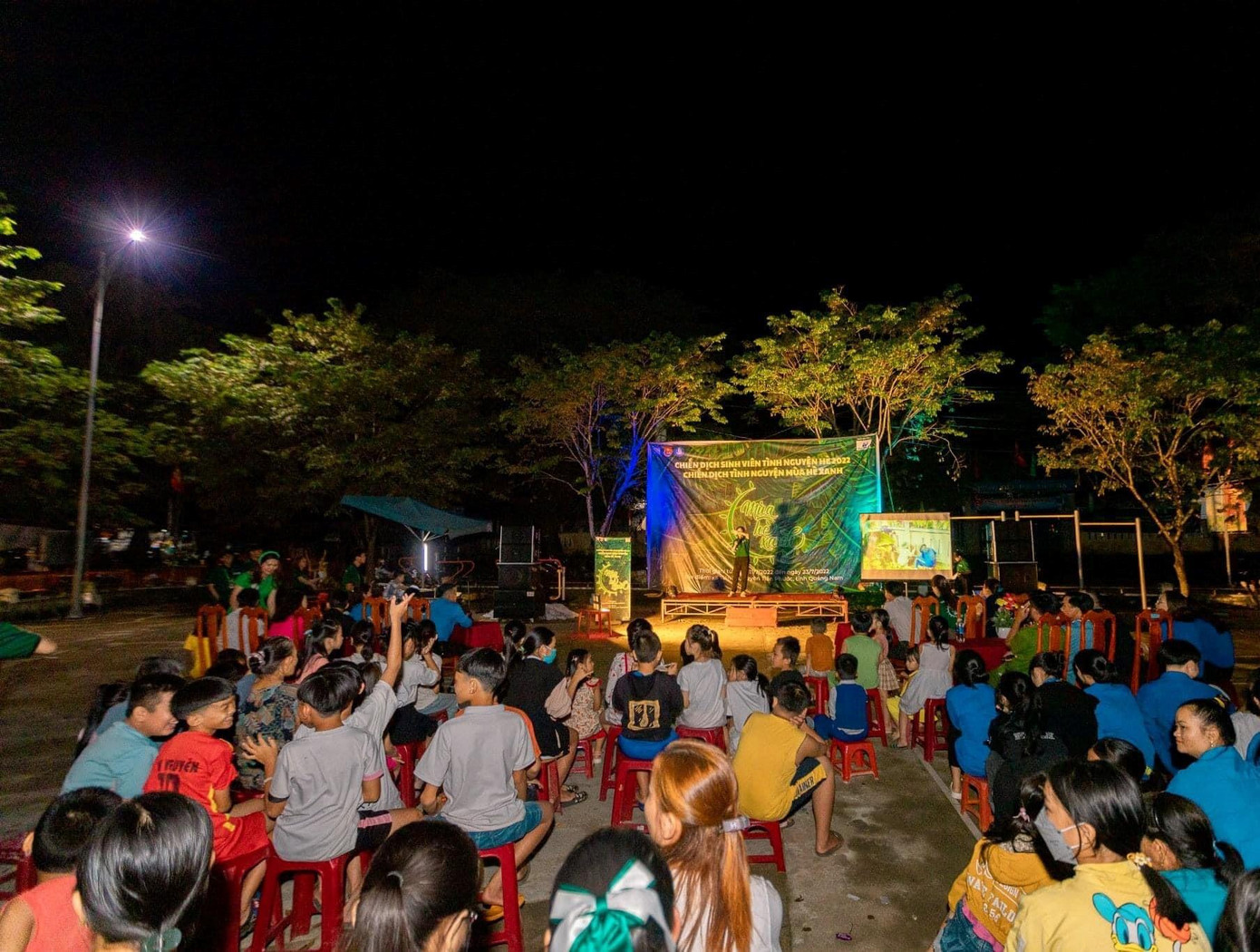 Đoàn viên tình nguyện ĐH Kinh tế - ĐH Đà Nẵng tổ chức đêm văn nghệ giao lưu văn nghệ và lan tỏa những yêu thương tới người xã Tiên Hà, huyện Tiên Phước. Trong khuôn khổ chương trình có những phần quà san sẻ và giúp đỡ những hộ gia đình có hoàn cảnh khó khăn. Đoàn viên tình nguyện ĐH Kinh tế - ĐH Đà Nẵng tổ chức đêm văn nghệ giao lưu văn nghệ và lan tỏa những yêu thương tới người xã Tiên Hà, huyện Tiên Phước. Trong khuôn khổ chương trình có những phần quà san sẻ và giúp đỡ những hộ gia đình có hoàn cảnh khó khăn.