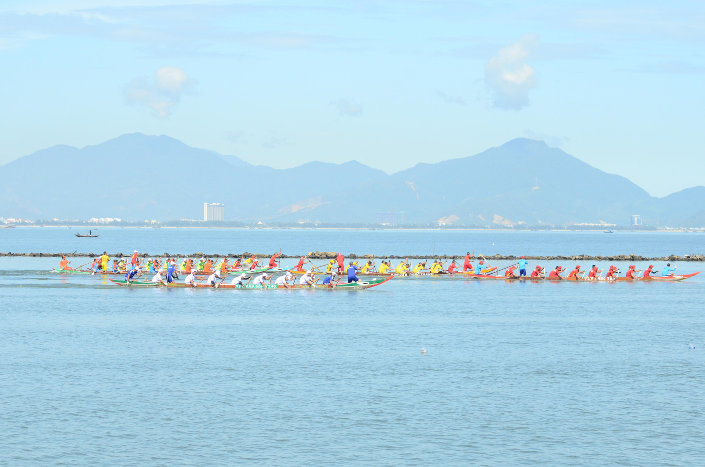 Giải đua gồm 5 đội: Nghề vây Vạn Nam Thọ, Nghề vây Vạn Đông Thọ, Vạn câu Nại Hưng I, Vạn câu Nại Hưng II và Vạn nghề ven bờ. Trong ảnh: Các đội đua quyết liệt bám đuổi nhau.