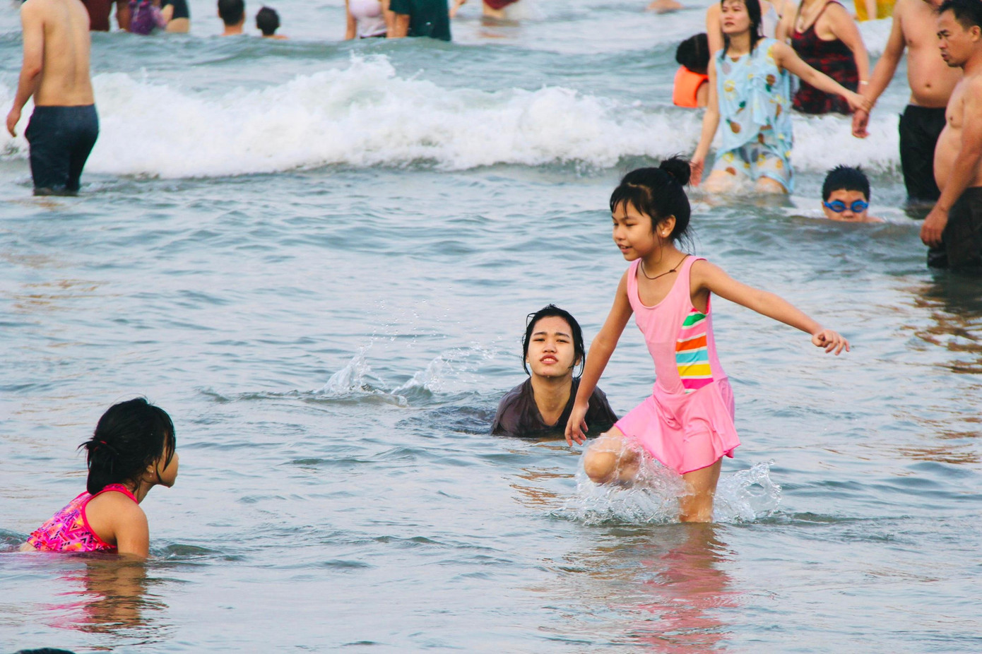 Trao đổi với PV, ông Nguyễn Đức Vũ - Trưởng Ban quản lý Bán đảo Sơn Trà và các bãi biển du lịch Đà Nẵng cho hay, lượng khách đổ về các bãi biển của thành phố vào dịp lễ rất đông. Đơn vị đã cử 100% lực lượng chức năng túc trực tại các bãi tắm để đảm bảo an toàn cho du khách tắm biển.