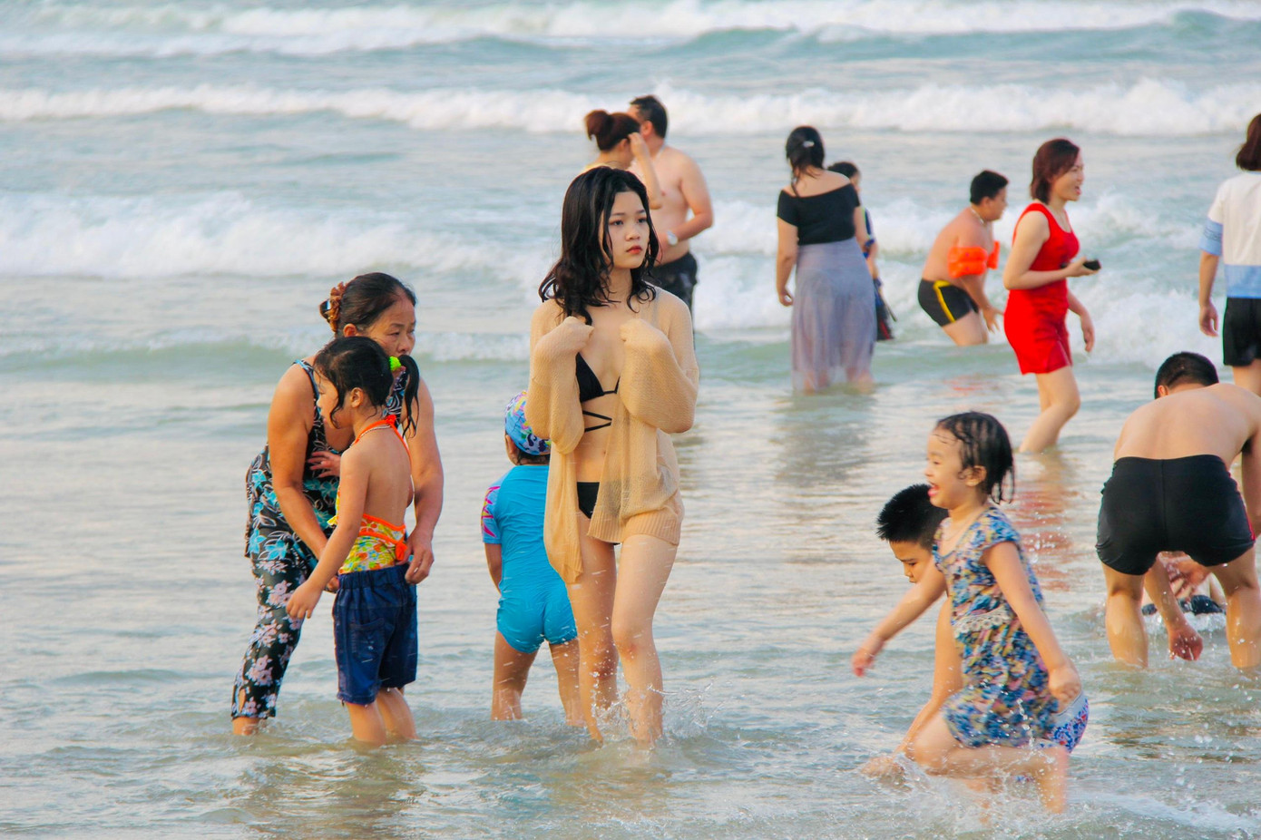 Trao đổi với Tiền Phong ngày 10/4, ông Cao Trí Dũng, Chủ tịch Hiệp hội du lịch Đà Nẵng cho hay dịp nghỉ lễ này, khách tới Đà Nẵng chủ yếu là khách nội địa. Các chuyến bay hầu hết kín chỗ. “Đây là dấu hiệu khởi sắc cho ngành du lịch, cũng là bước tạo đà cho mùa cao điểm du lịch sắp tới vào cuối tháng 5”, ông Dũng nói.