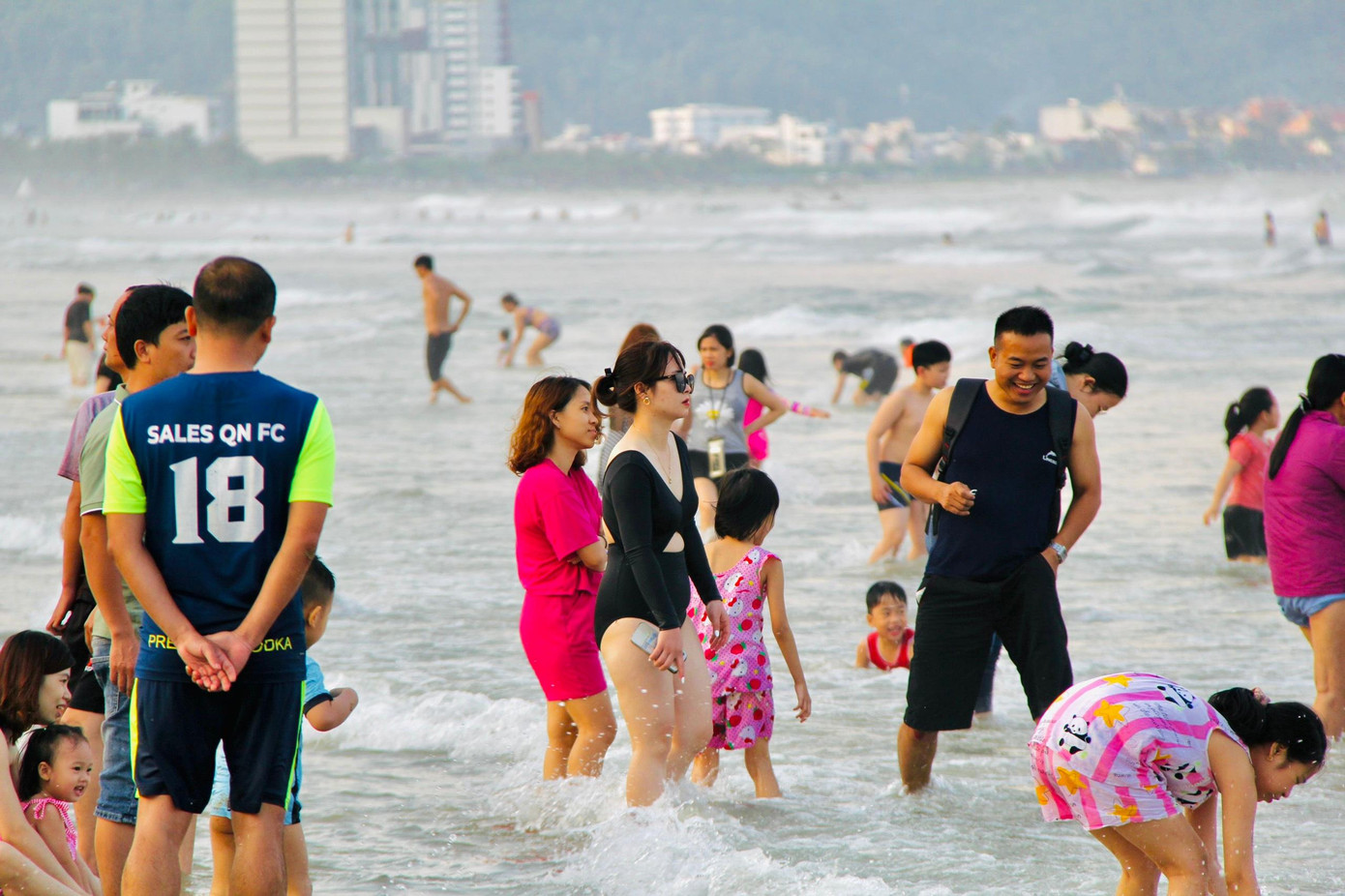 Chị Nguyễn Thị Lê đến từ Hà Nội chia sẻ, biển Đà Nẵng đẹp, nước sạch, nhưng gió khá mạnh và sóng to nên chúng tôi chọn vui chơi gần bờ để đảm bảo an toàn cho các con.