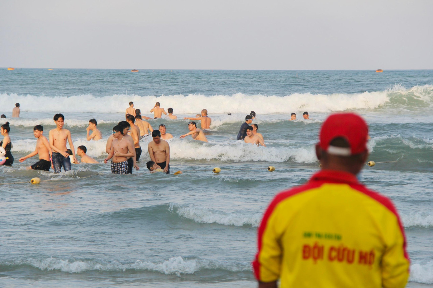 Lượng khách đông từ sáng tới tối nên đội cứu hộ phải trực cho đến khi hết khách. Một nhân viên cứu hộ cho biết: "Lượng khách năm nay đông hơn mọi năm. Đội cứu hộ phải tăng ca, túc trực từ sáng đến tối. Đồng thời, phát thông báo người dân và du khách đảm bảo an toàn trong quá trình tắm biển, thực hiện thông điệp 5K".