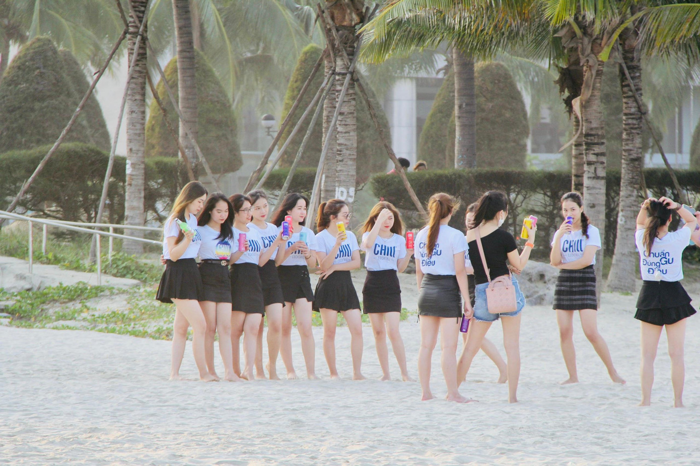 Nhóm bạn trẻ chụp hình lưu niệm ở bãi biển.