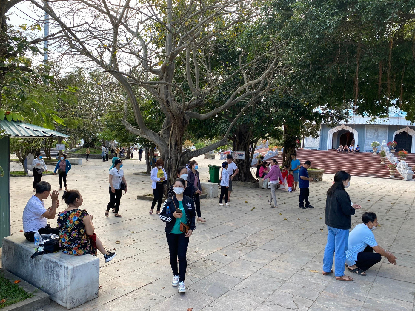 Do tình hình dịch bệnh nên người dân vẫn đeo khẩu trang và chấp hành tốt 5K khi vãn cảnh chùa.
