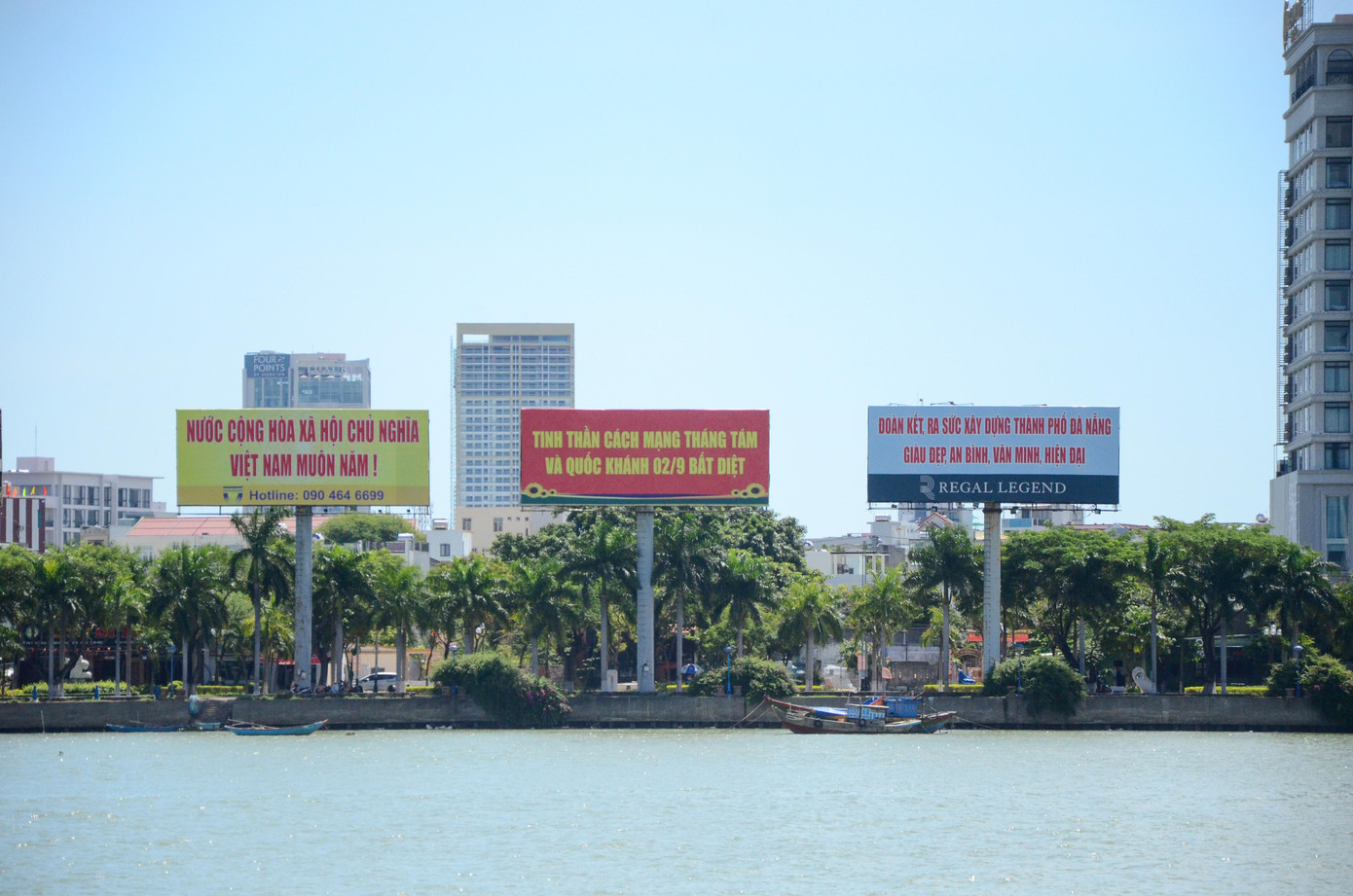 Các khẩu hiệu được căng trên biển quảng cáo lớn ngoài trời dọc bờ sông Hàn.