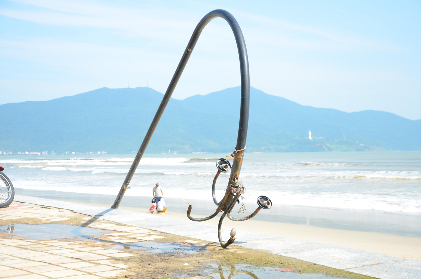 Nhiều đèn chiếu sáng, dụng cụ thể dục bị hư hỏng nằm dọc bờ biển. Ảnh: Thái Lâm.