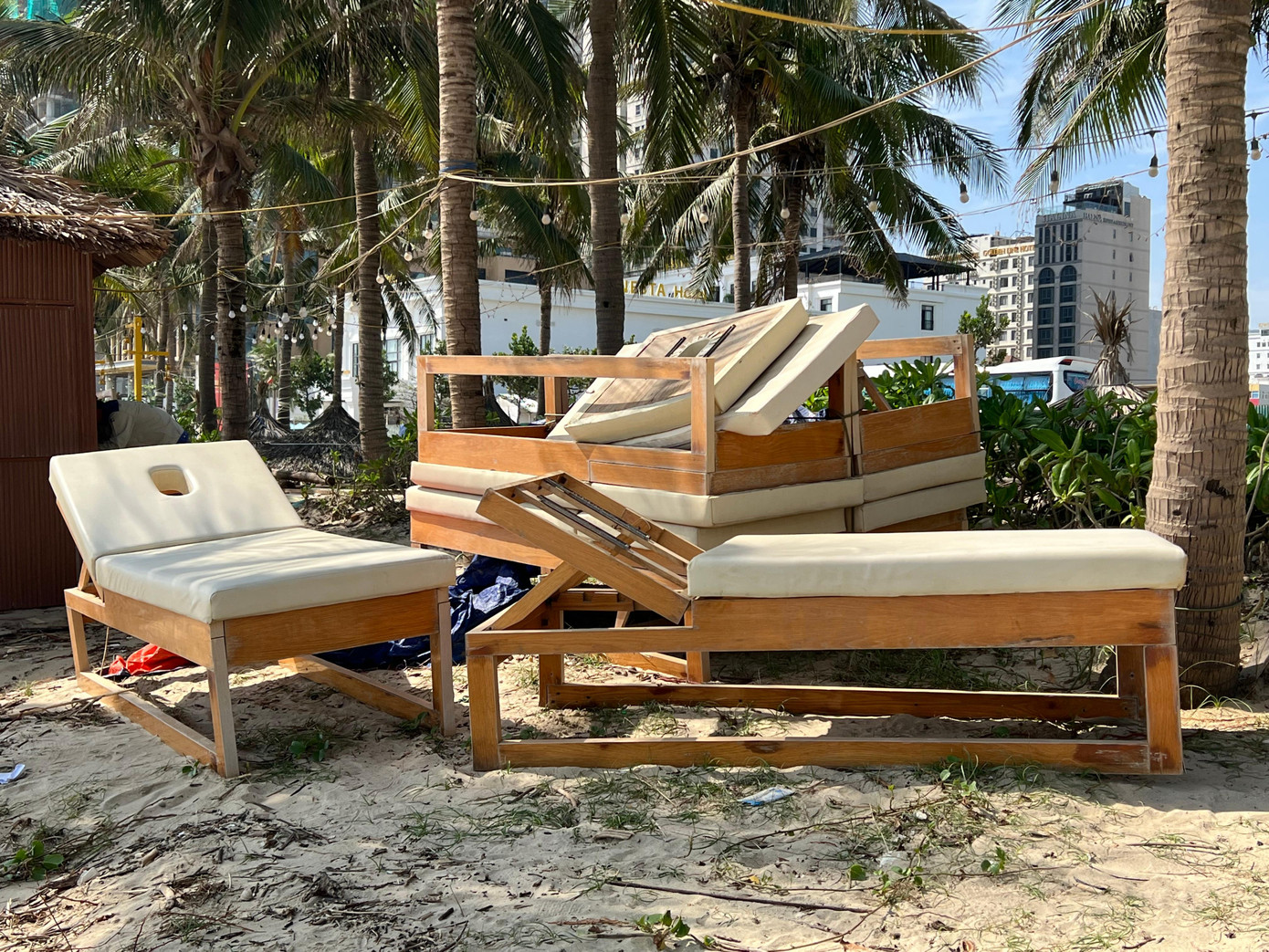 Dọc bờ biển, các vật dụng như ghế nằm, ô cùng dụng cụ nấu ăn...được người dân đem đi phơi nắng tránh ẩm mốc. Ảnh: Thái Lâm.