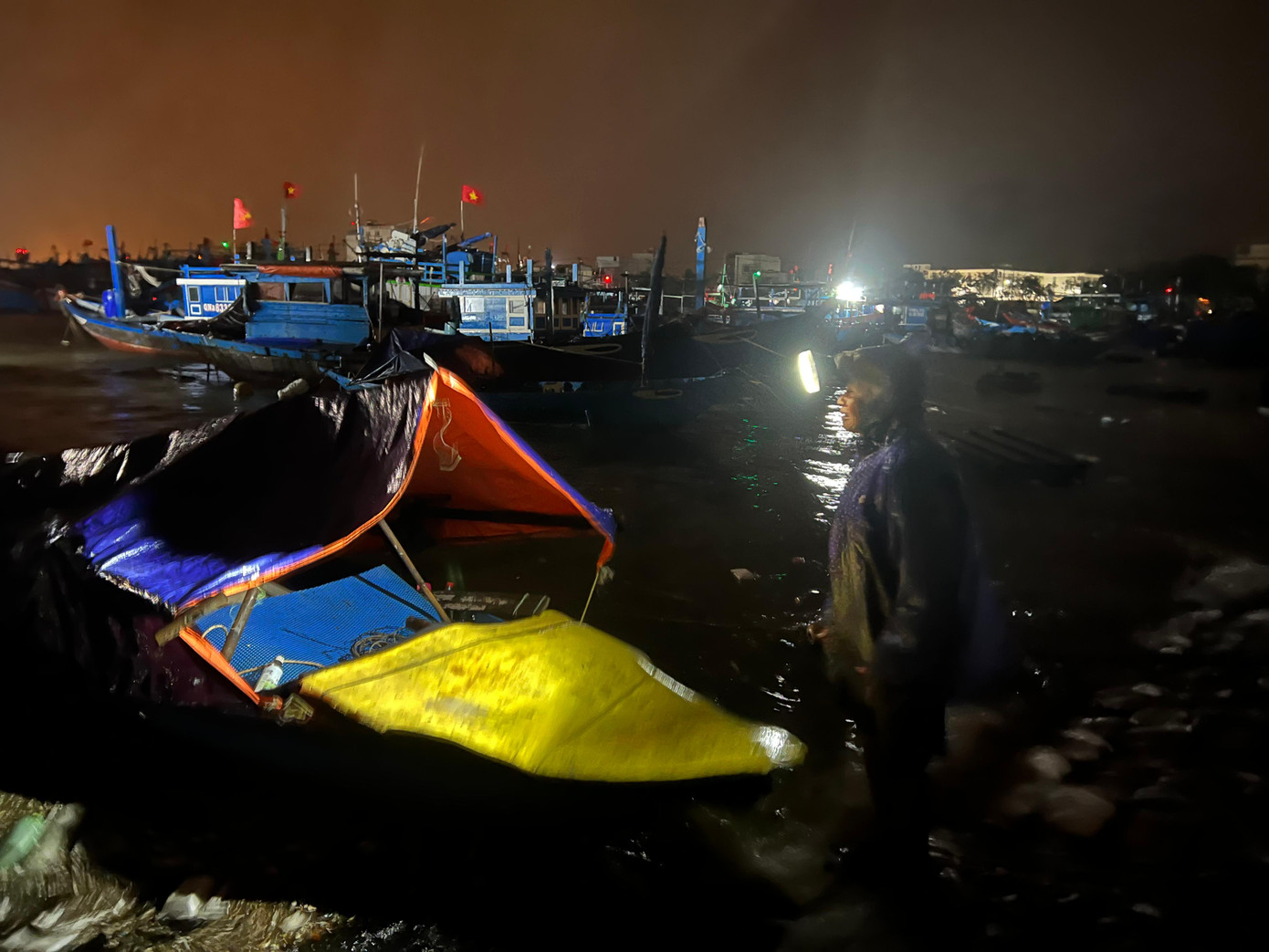 Ngư dân bên chiếc thuyền nhỏ mưu sinh. Ngư dân bên chiếc thuyền nhỏ mưu sinh.