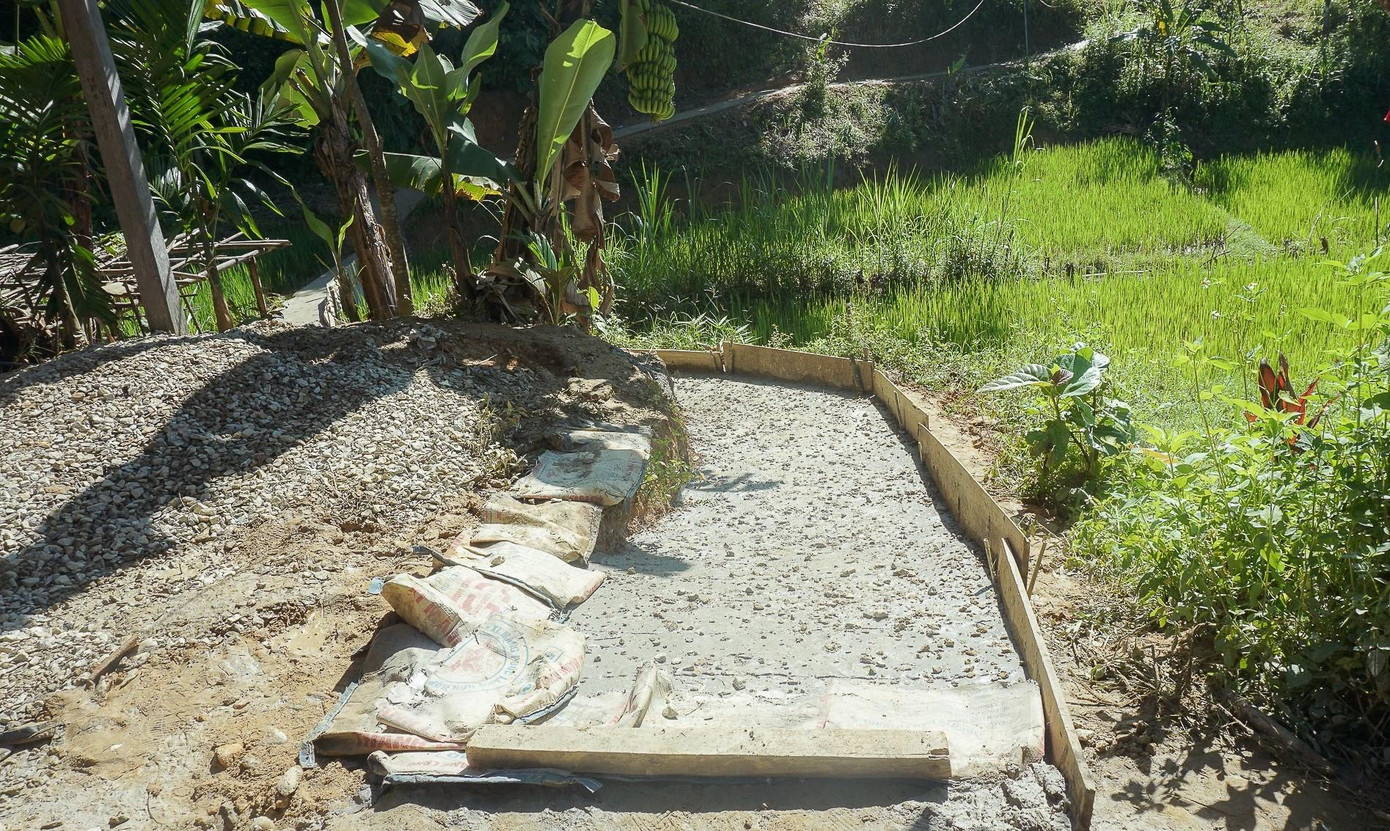 Trong chuyến đi “Chiến dịch mùa hè xanh” vừa qua, sinh viên Liên chi Đoàn (LCĐ) khoa Hóa (ĐH Bách Khoa – ĐH Đà Nẵng) đã san bằng hơn 200m2 đồi đất dốc làm đường dân sinh giúp người dân xã Tà Lu đi lại, trao đổi mua bán hàng hóa thuận tiện hơn, nhất là khi mùa mưa bão sắp tới.