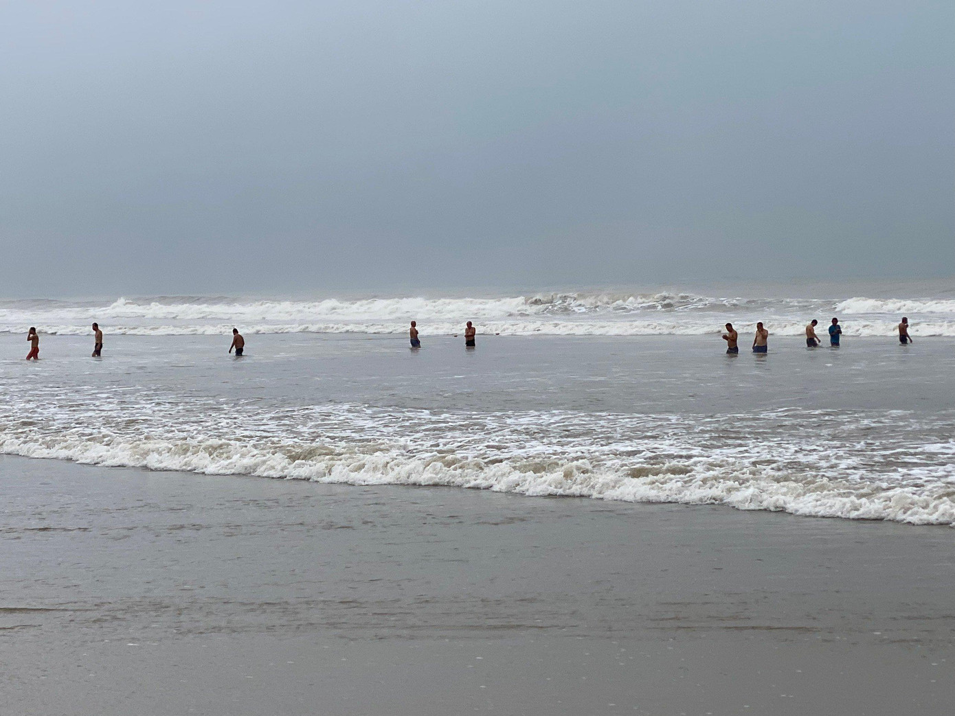 Hàng chục người liều mình xuống tắm biển. Hàng chục người liều mình xuống tắm biển.