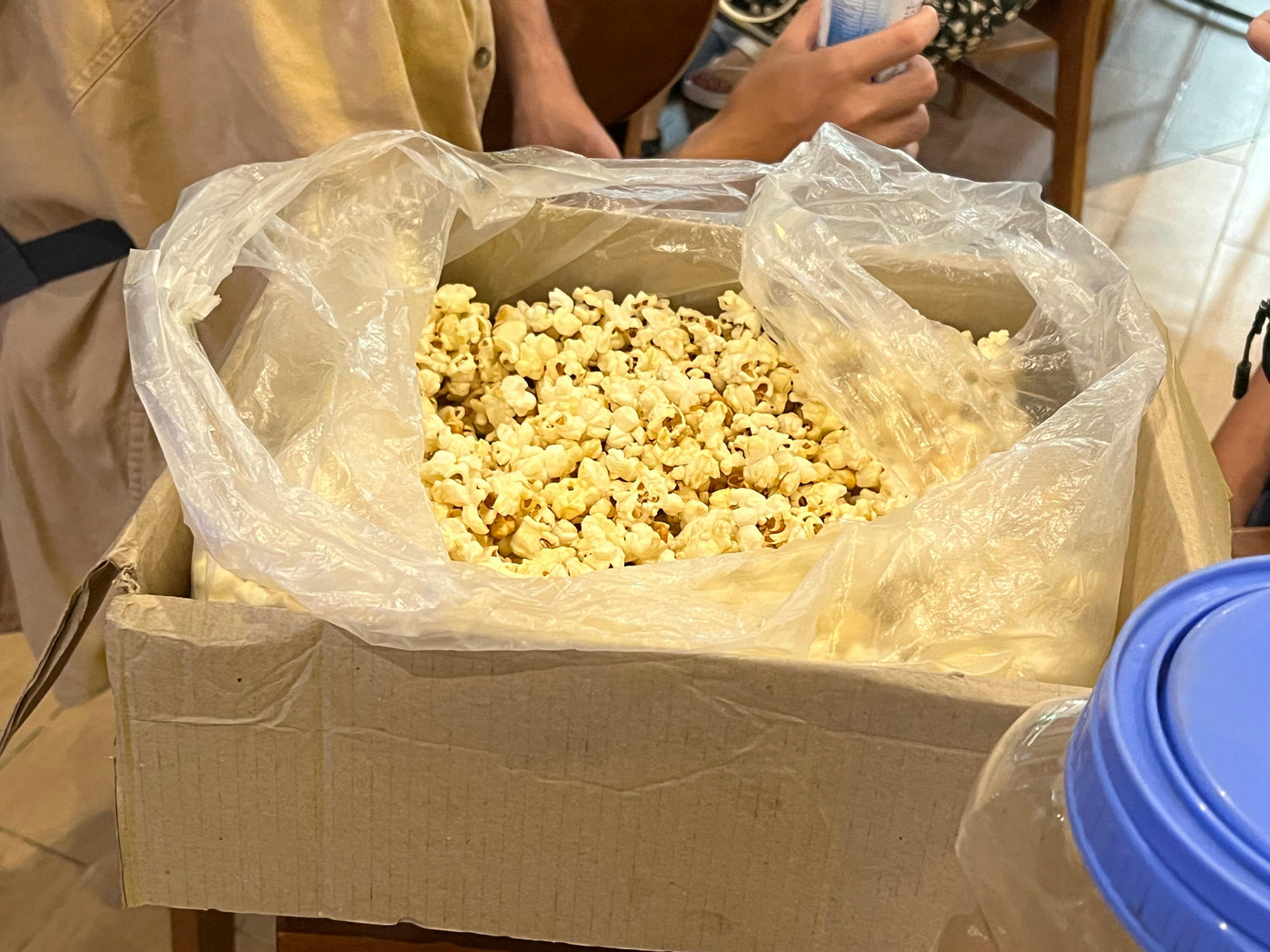 Vì không được sử dụng túi nilong để đựng, nhiều bạn trẻ sử dụng thùng giấy để lót bên trong.