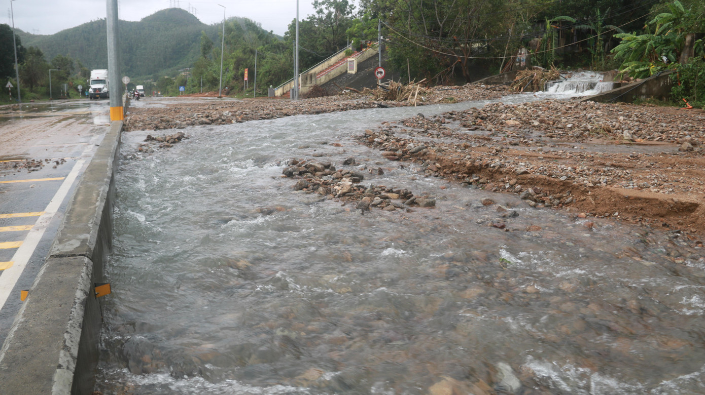 Nước lũ trên núi vẫn ồ ạt, dòng nước chảy xiết kèm theo đá và cây.