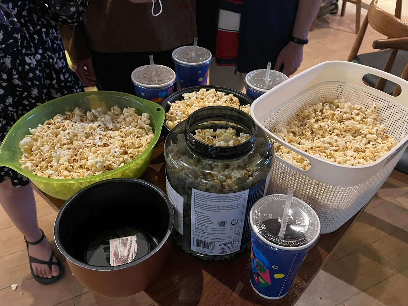 Theo đó, mọi người sẽ được miễn phí bỏng ngô khi xem phim, miễn là họ mang đồ đựng, to bao nhiêu tùy thích.