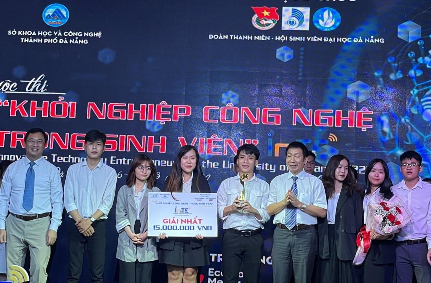 Cuộc thi đã thu hút đông đảo các bạn học sinh, sinh viên với hơn 30 đề tài ở các lĩnh vực khác nhau như giáo dục, y tế, dịch vụ, du lịch, nông, lâm, ngư nghiệp, tài chính, ngân hàng,... Trong ảnh: Nhóm tác giả xúc động nhận giải nhận giải Nhất - ảnh Thái Lâm