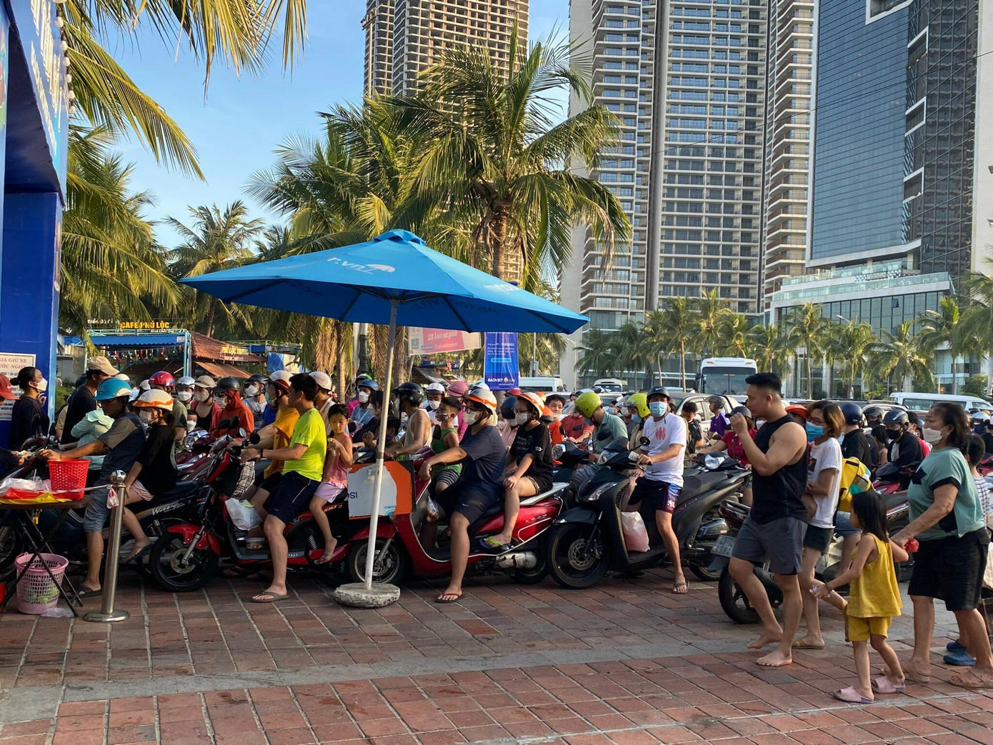 Tại các bãi biển, xe xếp hàng dài để vào bãi tắm.