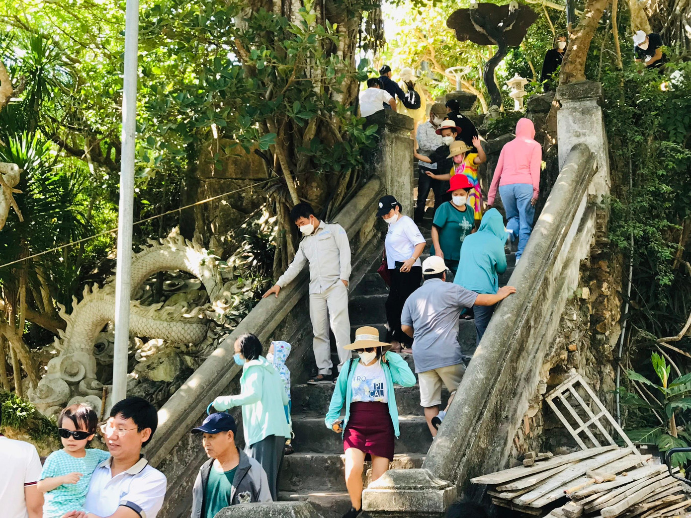 Dòng người lên xuống tấp nập tham quan các động tại di tích. Dòng người lên xuống tấp nập tham quan các động tại di tích.