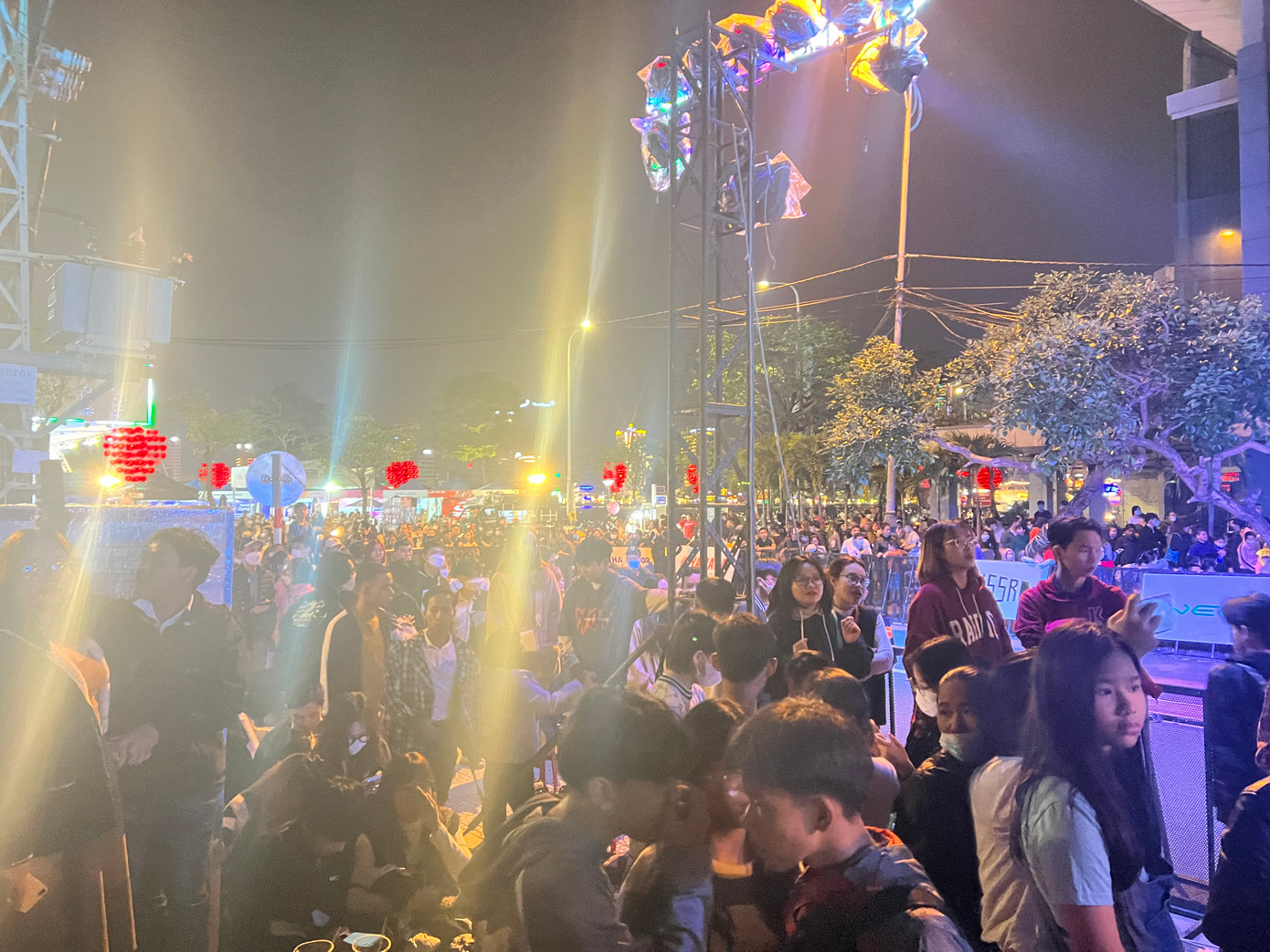 Hân hoan đón năm mới 2023, pháo hoa rực sáng bầu trời ảnh 41 Hân hoan đón năm mới 2023, pháo hoa rực sáng bầu trời ảnh 41