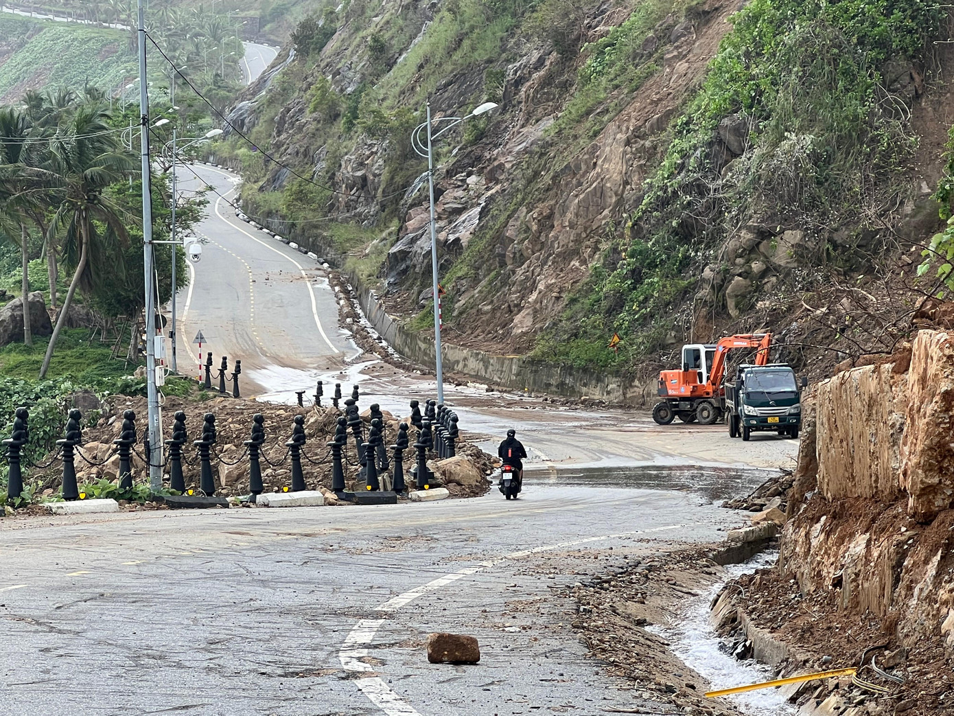 Theo báo cáo của Ban Quản lý bán đảo Sơn Trà và các bãi biển du lịch Đà Nẵng, tuyến Hồ Xanh – Bãi Bắc – Cây đa đã được xử lý tạm thời, xe đã được lưu thông.