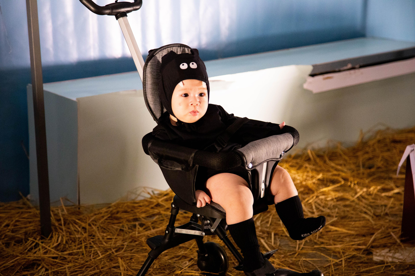 Vì có con nhỏ, sợ đám đông nên nhiều gia đình cho con đi chơi lễ sớm. "Gia đình tôi có con nhỏ, sợ đám đông nên cho mấy đứa đi chơi sớm. Gia đình tôi cũng theo trào lưu, quan trọng là các con đòi đi và ham vui khi được hóa trang thành các nhân vật mà con yêu thích', bà Định Thị Lan (quận Hải Châu) vui vẻ nói.