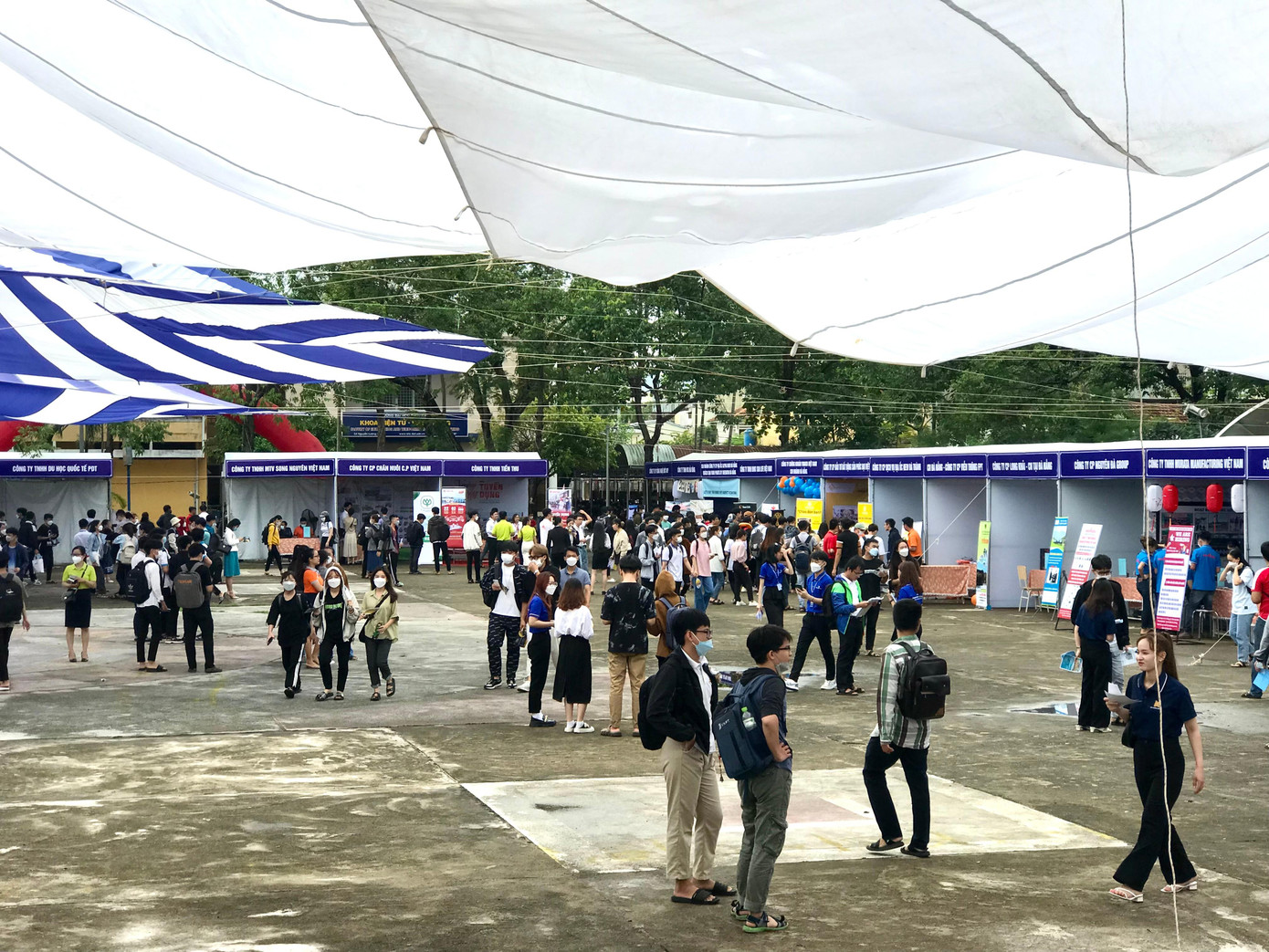 Đến với ngày hội việc làm, sinh viên Đại học Đà Nẵng sẽ có cơ hội làm việc tại 124 DN lớn và vừa trong nước. Trong đó, có 48 DN tham gia trực tiếp và 76 DN tuyển dụng với nhiều hình thức trực tiếp (đăng ký nộp hồ sơ, phỏng vấn trực tiếp, đăng ký thông qua Trung tâm Dịch vụ việc làm…), tuyển dụng 7.646 lao động.