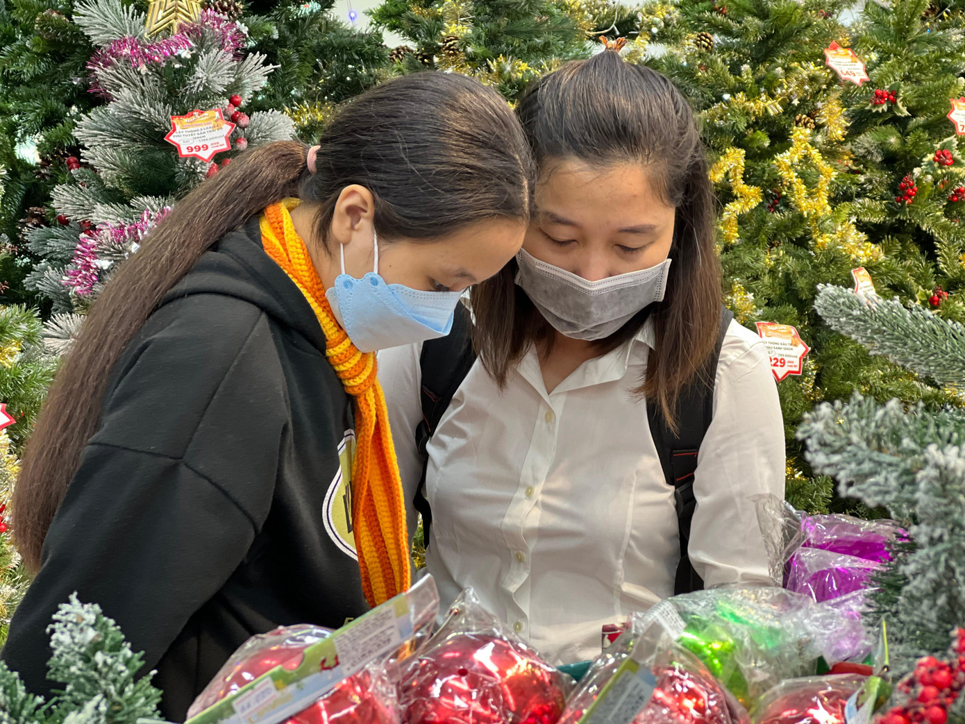 Những ngày này, nhiều người dân Đà Nẵng tất bật mua sắm đón Giáng sinh, các sản phẩm về hàng liên tục.