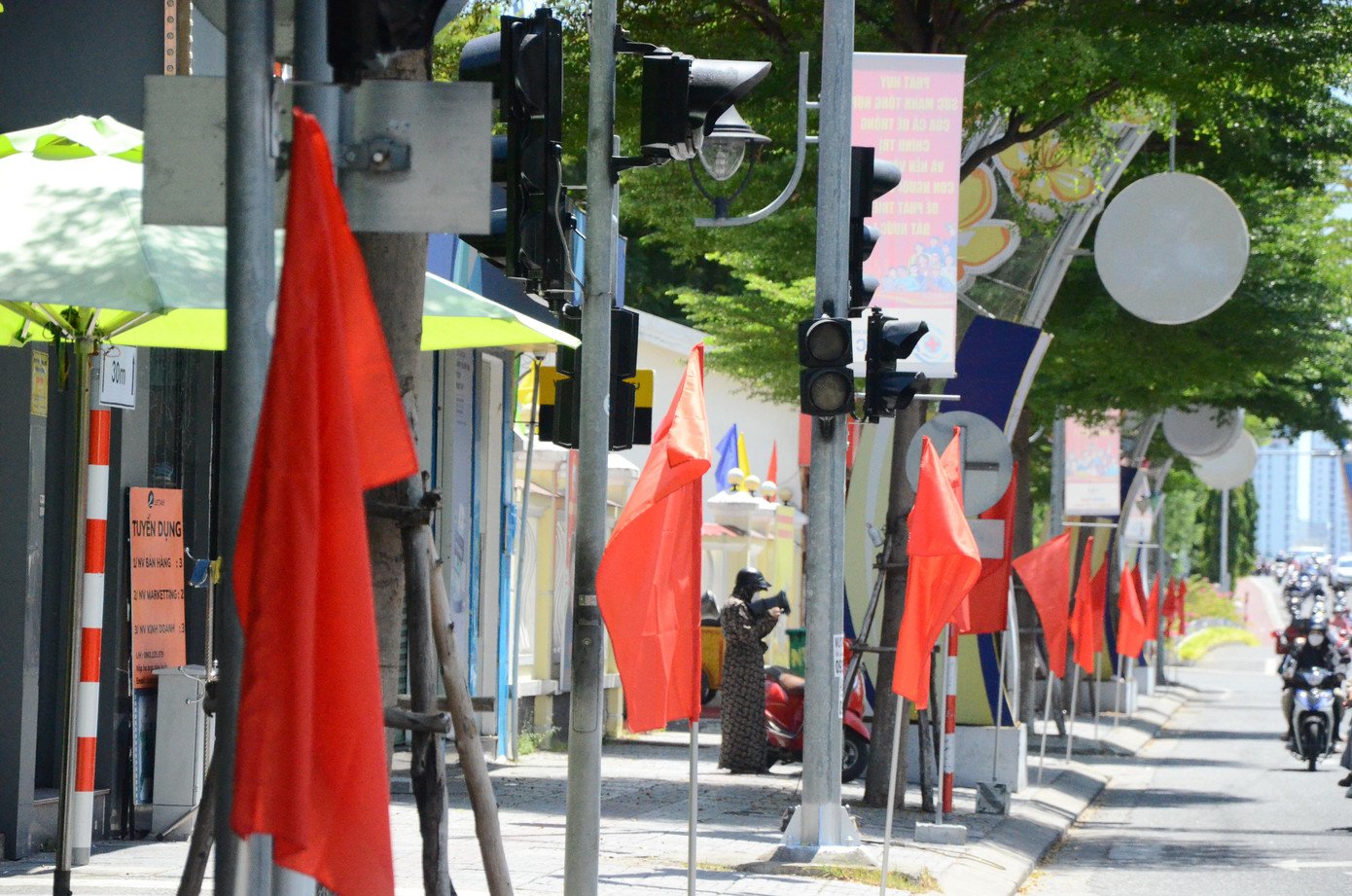 Dọc các tuyến phố như Nguyễn Văn Linh, Trần Phú, Bạch Đằng, Lê Duẩn… đều bắt gặp những pano cỡ lớn, cờ đỏ trang trí bắt mắt.