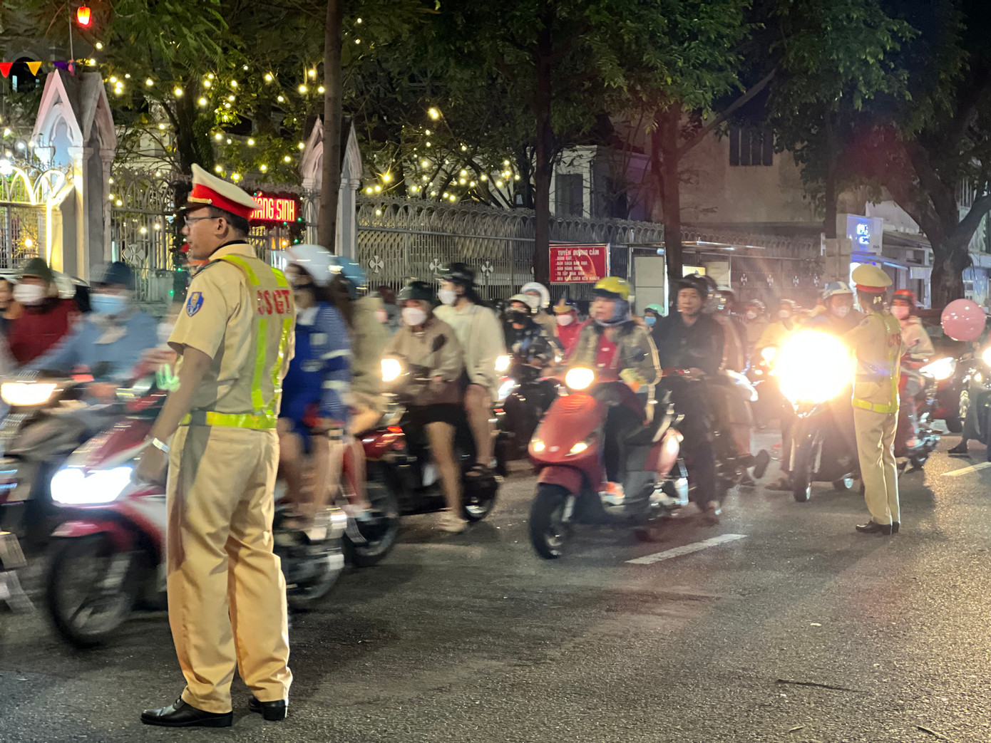 Lực lượng CSGT tích cực phân luồng, giữ trật tự, đảm bảo an toàn giao thông cho người dân và du khách. Ảnh Thái Lâm. Lực lượng CSGT tích cực phân luồng, giữ trật tự, đảm bảo an toàn giao thông cho người dân và du khách. Ảnh Thái Lâm.