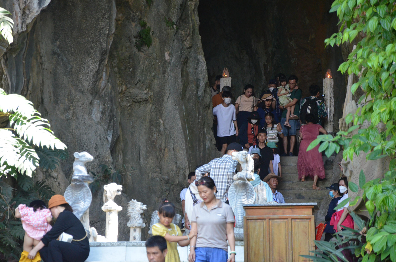 Ông Nguyễn Văn Hiền, Trưởng ban Ban Quản lý di tích Danh thắng Ngũ Hành Sơn chia sẻ, di tích đã đón khoảng 2-2,5 nghìn lượt khách đến tham quan từ ngày đầu nghỉ lễ. Ông Nguyễn Văn Hiền, Trưởng ban Ban Quản lý di tích Danh thắng Ngũ Hành Sơn chia sẻ, di tích đã đón khoảng 2-2,5 nghìn lượt khách đến tham quan từ ngày đầu nghỉ lễ.